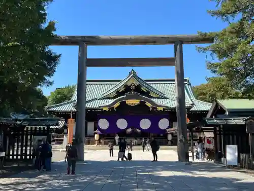 靖國神社の{uncategorized: "未分類", other: "その他", undefined: "問題あり", building: "その他建物", grave: "お墓", sacred_gate: "鳥居", guardian: "狛犬", statue: "像", buddha: "仏像", history: "歴史", nature: "自然", garden: "庭園", animal: "動物", pagoda: "塔", temizu: "手水舎", mountain_gate: "山門・神門", sanctuary: "本殿・本堂", subordinate: "末社・摂社", art: "芸術", scenery: "景色", jizo: "地蔵", ema: "絵馬", goshuin: "御朱印", omikuji: "おみくじ", items: "授与品その他", amulet: "お守り", goshuincho: "御朱印帳", eats: "食事", festival: "お祭り", votive_dance: "神楽", shichigosan: "七五三参", wedding: "結婚式", experience: "体験その他", initially: "初詣", around: "周辺", anti_infection: "感染症対策"}