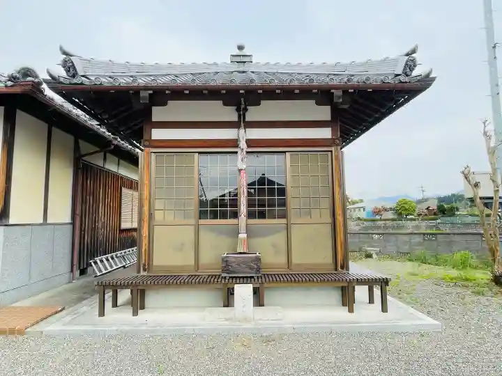 慶徳寺の{uncategorized: "未分類", other: "その他", undefined: "問題あり", building: "その他建物", grave: "お墓", sacred_gate: "鳥居", guardian: "狛犬", statue: "像", buddha: "仏像", history: "歴史", nature: "自然", garden: "庭園", animal: "動物", pagoda: "塔", temizu: "手水舎", mountain_gate: "山門・神門", sanctuary: "本殿・本堂", subordinate: "末社・摂社", art: "芸術", scenery: "景色", jizo: "地蔵", ema: "絵馬", goshuin: "御朱印", omikuji: "おみくじ", items: "授与品その他", amulet: "お守り", goshuincho: "御朱印帳", eats: "食事", festival: "お祭り", votive_dance: "神楽", shichigosan: "七五三参", wedding: "結婚式", experience: "体験その他", initially: "初詣", around: "周辺", anti_infection: "感染症対策"}