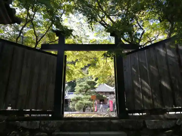 二尊院の山門・神門