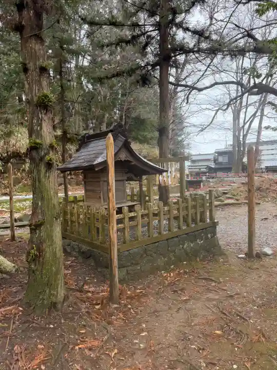 諏訪大社下社春宮の{uncategorized: "未分類", other: "その他", undefined: "問題あり", building: "その他建物", grave: "お墓", sacred_gate: "鳥居", guardian: "狛犬", statue: "像", buddha: "仏像", history: "歴史", nature: "自然", garden: "庭園", animal: "動物", pagoda: "塔", temizu: "手水舎", mountain_gate: "山門・神門", sanctuary: "本殿・本堂", subordinate: "末社・摂社", art: "芸術", scenery: "景色", jizo: "地蔵", ema: "絵馬", goshuin: "御朱印", omikuji: "おみくじ", items: "授与品その他", amulet: "お守り", goshuincho: "御朱印帳", eats: "食事", festival: "お祭り", votive_dance: "神楽", shichigosan: "七五三参", wedding: "結婚式", experience: "体験その他", initially: "初詣", around: "周辺", anti_infection: "感染症対策"}