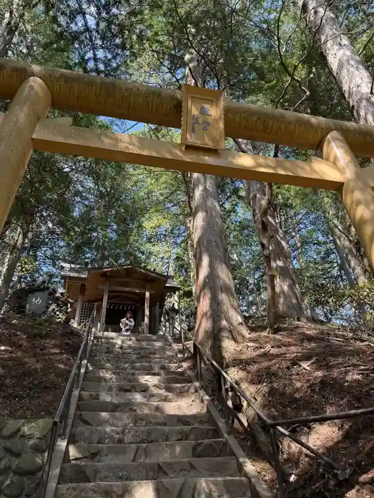 三峯神社の{uncategorized: "未分類", other: "その他", undefined: "問題あり", building: "その他建物", grave: "お墓", sacred_gate: "鳥居", guardian: "狛犬", statue: "像", buddha: "仏像", history: "歴史", nature: "自然", garden: "庭園", animal: "動物", pagoda: "塔", temizu: "手水舎", mountain_gate: "山門・神門", sanctuary: "本殿・本堂", subordinate: "末社・摂社", art: "芸術", scenery: "景色", jizo: "地蔵", ema: "絵馬", goshuin: "御朱印", omikuji: "おみくじ", items: "授与品その他", amulet: "お守り", goshuincho: "御朱印帳", eats: "食事", festival: "お祭り", votive_dance: "神楽", shichigosan: "七五三参", wedding: "結婚式", experience: "体験その他", initially: "初詣", around: "周辺", anti_infection: "感染症対策"}