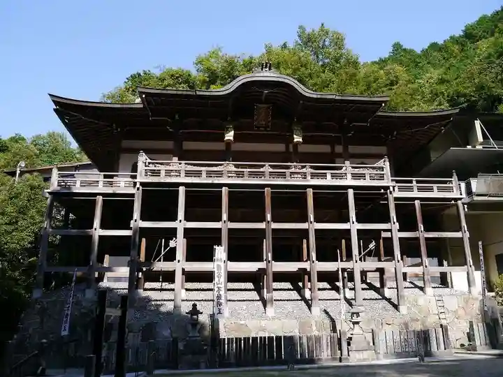 狸谷山不動院の本殿・本堂