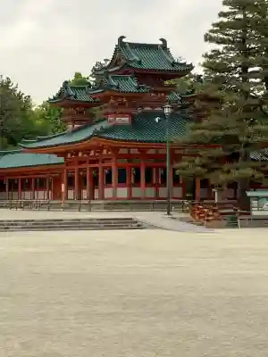 平安神宮の{uncategorized: "未分類", other: "その他", undefined: "問題あり", building: "その他建物", grave: "お墓", sacred_gate: "鳥居", guardian: "狛犬", statue: "像", buddha: "仏像", history: "歴史", nature: "自然", garden: "庭園", animal: "動物", pagoda: "塔", temizu: "手水舎", mountain_gate: "山門・神門", sanctuary: "本殿・本堂", subordinate: "末社・摂社", art: "芸術", scenery: "景色", jizo: "地蔵", ema: "絵馬", goshuin: "御朱印", omikuji: "おみくじ", items: "授与品その他", amulet: "お守り", goshuincho: "御朱印帳", eats: "食事", festival: "お祭り", votive_dance: "神楽", shichigosan: "七五三参", wedding: "結婚式", experience: "体験その他", initially: "初詣", around: "周辺", anti_infection: "感染症対策"}
