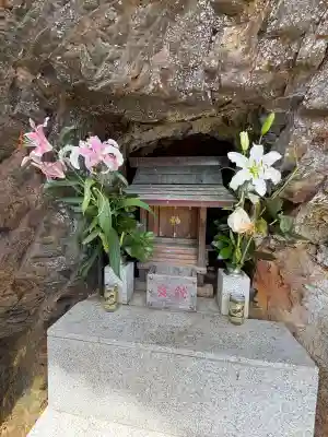 白蛇弁天(弁天島)の{uncategorized: "未分類", other: "その他", undefined: "問題あり", building: "その他建物", grave: "お墓", sacred_gate: "鳥居", guardian: "狛犬", statue: "像", buddha: "仏像", history: "歴史", nature: "自然", garden: "庭園", animal: "動物", pagoda: "塔", temizu: "手水舎", mountain_gate: "山門・神門", sanctuary: "本殿・本堂", subordinate: "末社・摂社", art: "芸術", scenery: "景色", jizo: "地蔵", ema: "絵馬", goshuin: "御朱印", omikuji: "おみくじ", items: "授与品その他", amulet: "お守り", goshuincho: "御朱印帳", eats: "食事", festival: "お祭り", votive_dance: "神楽", shichigosan: "七五三参", wedding: "結婚式", experience: "体験その他", initially: "初詣", around: "周辺", anti_infection: "感染症対策"}