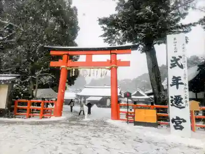 賀茂別雷神社（上賀茂神社）の{uncategorized: "未分類", other: "その他", undefined: "問題あり", building: "その他建物", grave: "お墓", sacred_gate: "鳥居", guardian: "狛犬", statue: "像", buddha: "仏像", history: "歴史", nature: "自然", garden: "庭園", animal: "動物", pagoda: "塔", temizu: "手水舎", mountain_gate: "山門・神門", sanctuary: "本殿・本堂", subordinate: "末社・摂社", art: "芸術", scenery: "景色", jizo: "地蔵", ema: "絵馬", goshuin: "御朱印", omikuji: "おみくじ", items: "授与品その他", amulet: "お守り", goshuincho: "御朱印帳", eats: "食事", festival: "お祭り", votive_dance: "神楽", shichigosan: "七五三参", wedding: "結婚式", experience: "体験その他", initially: "初詣", around: "周辺", anti_infection: "感染症対策"}
