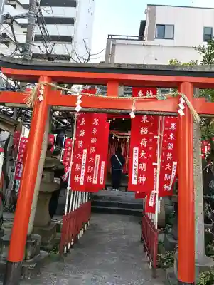 装束稲荷神社（王子稲荷神社境外摂社）の{uncategorized: "未分類", other: "その他", undefined: "問題あり", building: "その他建物", grave: "お墓", sacred_gate: "鳥居", guardian: "狛犬", statue: "像", buddha: "仏像", history: "歴史", nature: "自然", garden: "庭園", animal: "動物", pagoda: "塔", temizu: "手水舎", mountain_gate: "山門・神門", sanctuary: "本殿・本堂", subordinate: "末社・摂社", art: "芸術", scenery: "景色", jizo: "地蔵", ema: "絵馬", goshuin: "御朱印", omikuji: "おみくじ", items: "授与品その他", amulet: "お守り", goshuincho: "御朱印帳", eats: "食事", festival: "お祭り", votive_dance: "神楽", shichigosan: "七五三参", wedding: "結婚式", experience: "体験その他", initially: "初詣", around: "周辺", anti_infection: "感染症対策"}