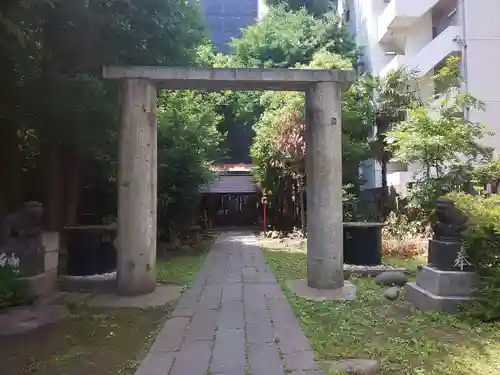 新橋鹽竃神社の鳥居