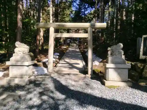 眞名井神社（籠神社奥宮）の{uncategorized: "未分類", other: "その他", undefined: "問題あり", building: "その他建物", grave: "お墓", sacred_gate: "鳥居", guardian: "狛犬", statue: "像", buddha: "仏像", history: "歴史", nature: "自然", garden: "庭園", animal: "動物", pagoda: "塔", temizu: "手水舎", mountain_gate: "山門・神門", sanctuary: "本殿・本堂", subordinate: "末社・摂社", art: "芸術", scenery: "景色", jizo: "地蔵", ema: "絵馬", goshuin: "御朱印", omikuji: "おみくじ", items: "授与品その他", amulet: "お守り", goshuincho: "御朱印帳", eats: "食事", festival: "お祭り", votive_dance: "神楽", shichigosan: "七五三参", wedding: "結婚式", experience: "体験その他", initially: "初詣", around: "周辺", anti_infection: "感染症対策"}