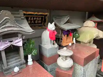 美喜井稲荷の像