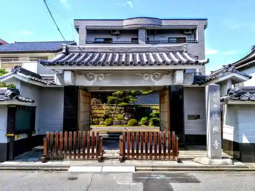 徳照寺の山門