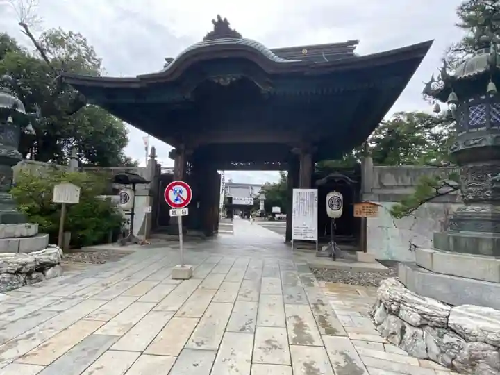 豊川閣 妙厳寺の山門・神門