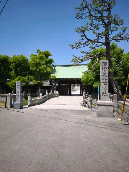 蜂穴神社(石清尾八幡宮末社)の{uncategorized: "未分類", other: "その他", undefined: "問題あり", building: "その他建物", grave: "お墓", sacred_gate: "鳥居", guardian: "狛犬", statue: "像", buddha: "仏像", history: "歴史", nature: "自然", garden: "庭園", animal: "動物", pagoda: "塔", temizu: "手水舎", mountain_gate: "山門・神門", sanctuary: "本殿・本堂", subordinate: "末社・摂社", art: "芸術", scenery: "景色", jizo: "地蔵", ema: "絵馬", goshuin: "御朱印", omikuji: "おみくじ", items: "授与品その他", amulet: "お守り", goshuincho: "御朱印帳", eats: "食事", festival: "お祭り", votive_dance: "神楽", shichigosan: "七五三参", wedding: "結婚式", experience: "体験その他", initially: "初詣", around: "周辺", anti_infection: "感染症対策"}