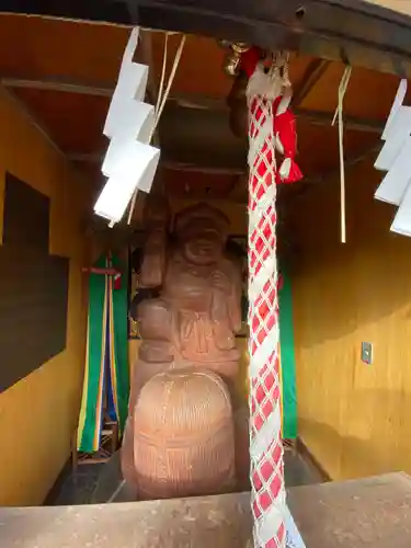 須賀神社の像