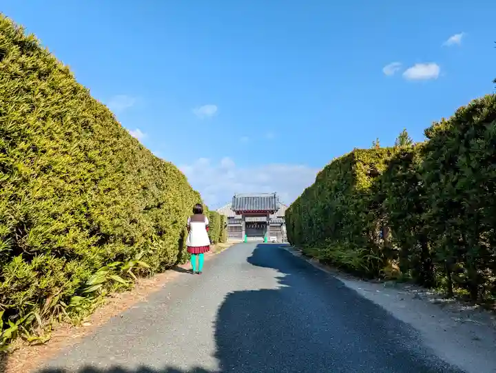 東本徳寺の山門・神門