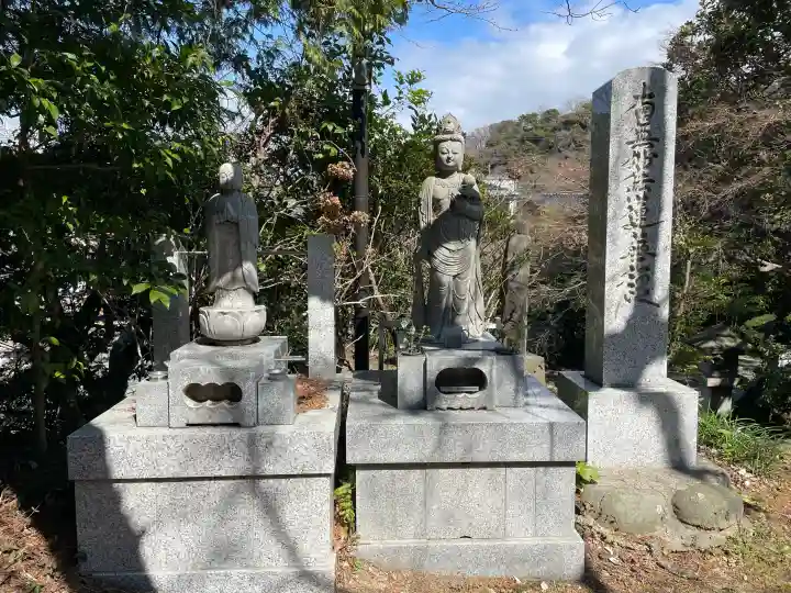 長勝寺の{uncategorized: "未分類", other: "その他", undefined: "問題あり", building: "その他建物", grave: "お墓", sacred_gate: "鳥居", guardian: "狛犬", statue: "像", buddha: "仏像", history: "歴史", nature: "自然", garden: "庭園", animal: "動物", pagoda: "塔", temizu: "手水舎", mountain_gate: "山門・神門", sanctuary: "本殿・本堂", subordinate: "末社・摂社", art: "芸術", scenery: "景色", jizo: "地蔵", ema: "絵馬", goshuin: "御朱印", omikuji: "おみくじ", items: "授与品その他", amulet: "お守り", goshuincho: "御朱印帳", eats: "食事", festival: "お祭り", votive_dance: "神楽", shichigosan: "七五三参", wedding: "結婚式", experience: "体験その他", initially: "初詣", around: "周辺", anti_infection: "感染症対策"}