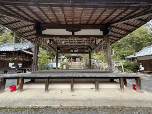 石座神社の{uncategorized: "未分類", other: "その他", undefined: "問題あり", building: "その他建物", grave: "お墓", sacred_gate: "鳥居", guardian: "狛犬", statue: "像", buddha: "仏像", history: "歴史", nature: "自然", garden: "庭園", animal: "動物", pagoda: "塔", temizu: "手水舎", mountain_gate: "山門・神門", sanctuary: "本殿・本堂", subordinate: "末社・摂社", art: "芸術", scenery: "景色", jizo: "地蔵", ema: "絵馬", goshuin: "御朱印", omikuji: "おみくじ", items: "授与品その他", amulet: "お守り", goshuincho: "御朱印帳", eats: "食事", festival: "お祭り", votive_dance: "神楽", shichigosan: "七五三参", wedding: "結婚式", experience: "体験その他", initially: "初詣", around: "周辺", anti_infection: "感染症対策"}