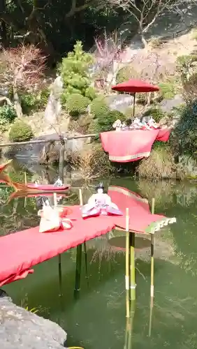 椎尾山薬王院の{uncategorized: "未分類", other: "その他", undefined: "問題あり", building: "その他建物", grave: "お墓", sacred_gate: "鳥居", guardian: "狛犬", statue: "像", buddha: "仏像", history: "歴史", nature: "自然", garden: "庭園", animal: "動物", pagoda: "塔", temizu: "手水舎", mountain_gate: "山門・神門", sanctuary: "本殿・本堂", subordinate: "末社・摂社", art: "芸術", scenery: "景色", jizo: "地蔵", ema: "絵馬", goshuin: "御朱印", omikuji: "おみくじ", items: "授与品その他", amulet: "お守り", goshuincho: "御朱印帳", eats: "食事", festival: "お祭り", votive_dance: "神楽", shichigosan: "七五三参", wedding: "結婚式", experience: "体験その他", initially: "初詣", around: "周辺", anti_infection: "感染症対策"}