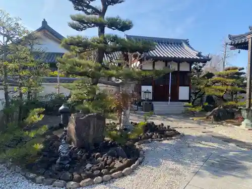 華厳院の{uncategorized: "未分類", other: "その他", undefined: "問題あり", building: "その他建物", grave: "お墓", sacred_gate: "鳥居", guardian: "狛犬", statue: "像", buddha: "仏像", history: "歴史", nature: "自然", garden: "庭園", animal: "動物", pagoda: "塔", temizu: "手水舎", mountain_gate: "山門・神門", sanctuary: "本殿・本堂", subordinate: "末社・摂社", art: "芸術", scenery: "景色", jizo: "地蔵", ema: "絵馬", goshuin: "御朱印", omikuji: "おみくじ", items: "授与品その他", amulet: "お守り", goshuincho: "御朱印帳", eats: "食事", festival: "お祭り", votive_dance: "神楽", shichigosan: "七五三参", wedding: "結婚式", experience: "体験その他", initially: "初詣", around: "周辺", anti_infection: "感染症対策"}