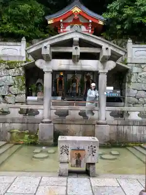 清水寺 音羽の瀧 不動明王の{uncategorized: "未分類", other: "その他", undefined: "問題あり", building: "その他建物", grave: "お墓", sacred_gate: "鳥居", guardian: "狛犬", statue: "像", buddha: "仏像", history: "歴史", nature: "自然", garden: "庭園", animal: "動物", pagoda: "塔", temizu: "手水舎", mountain_gate: "山門・神門", sanctuary: "本殿・本堂", subordinate: "末社・摂社", art: "芸術", scenery: "景色", jizo: "地蔵", ema: "絵馬", goshuin: "御朱印", omikuji: "おみくじ", items: "授与品その他", amulet: "お守り", goshuincho: "御朱印帳", eats: "食事", festival: "お祭り", votive_dance: "神楽", shichigosan: "七五三参", wedding: "結婚式", experience: "体験その他", initially: "初詣", around: "周辺", anti_infection: "感染症対策"}