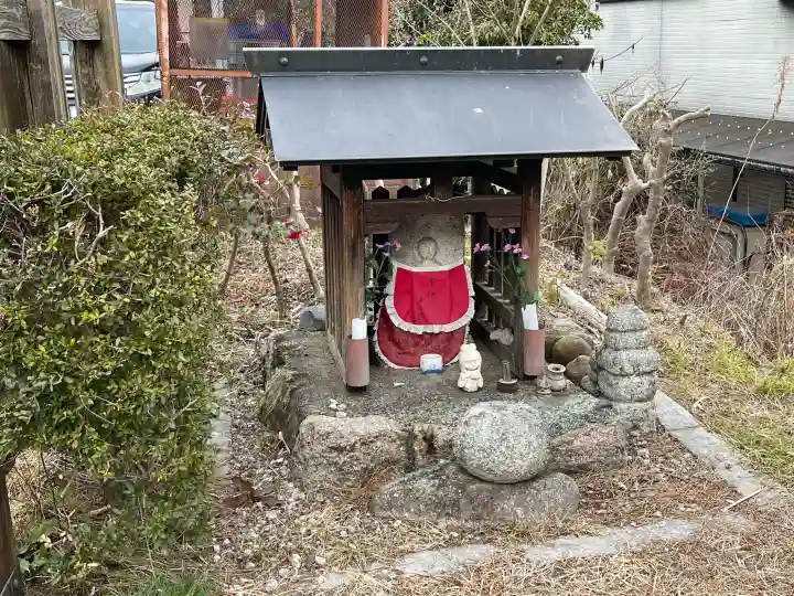 地蔵(水口宿東見附跡)の{uncategorized: "未分類", other: "その他", undefined: "問題あり", building: "その他建物", grave: "お墓", sacred_gate: "鳥居", guardian: "狛犬", statue: "像", buddha: "仏像", history: "歴史", nature: "自然", garden: "庭園", animal: "動物", pagoda: "塔", temizu: "手水舎", mountain_gate: "山門・神門", sanctuary: "本殿・本堂", subordinate: "末社・摂社", art: "芸術", scenery: "景色", jizo: "地蔵", ema: "絵馬", goshuin: "御朱印", omikuji: "おみくじ", items: "授与品その他", amulet: "お守り", goshuincho: "御朱印帳", eats: "食事", festival: "お祭り", votive_dance: "神楽", shichigosan: "七五三参", wedding: "結婚式", experience: "体験その他", initially: "初詣", around: "周辺", anti_infection: "感染症対策"}