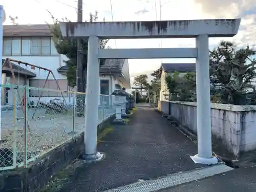 日和神社の{uncategorized: "未分類", other: "その他", undefined: "問題あり", building: "その他建物", grave: "お墓", sacred_gate: "鳥居", guardian: "狛犬", statue: "像", buddha: "仏像", history: "歴史", nature: "自然", garden: "庭園", animal: "動物", pagoda: "塔", temizu: "手水舎", mountain_gate: "山門・神門", sanctuary: "本殿・本堂", subordinate: "末社・摂社", art: "芸術", scenery: "景色", jizo: "地蔵", ema: "絵馬", goshuin: "御朱印", omikuji: "おみくじ", items: "授与品その他", amulet: "お守り", goshuincho: "御朱印帳", eats: "食事", festival: "お祭り", votive_dance: "神楽", shichigosan: "七五三参", wedding: "結婚式", experience: "体験その他", initially: "初詣", around: "周辺", anti_infection: "感染症対策"}