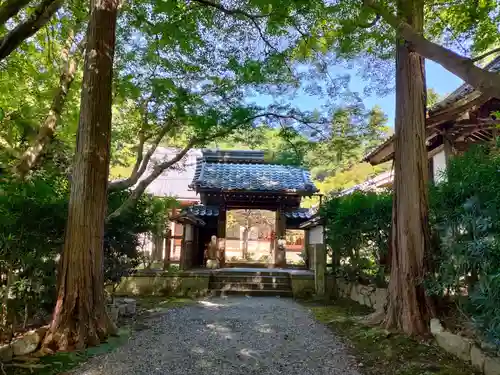 吸湖山　青岸寺の山門