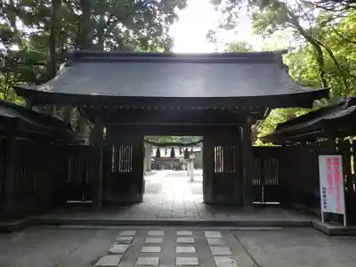 雄山神社前立社壇の山門・神門