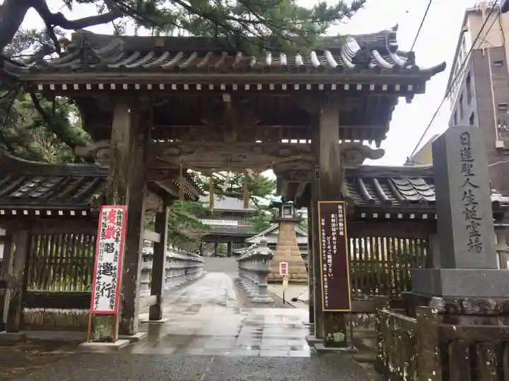 誕生寺の山門・神門