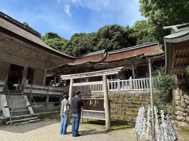 氣多大社の{uncategorized: "未分類", other: "その他", undefined: "問題あり", building: "その他建物", grave: "お墓", sacred_gate: "鳥居", guardian: "狛犬", statue: "像", buddha: "仏像", history: "歴史", nature: "自然", garden: "庭園", animal: "動物", pagoda: "塔", temizu: "手水舎", mountain_gate: "山門・神門", sanctuary: "本殿・本堂", subordinate: "末社・摂社", art: "芸術", scenery: "景色", jizo: "地蔵", ema: "絵馬", goshuin: "御朱印", omikuji: "おみくじ", items: "授与品その他", amulet: "お守り", goshuincho: "御朱印帳", eats: "食事", festival: "お祭り", votive_dance: "神楽", shichigosan: "七五三参", wedding: "結婚式", experience: "体験その他", initially: "初詣", around: "周辺", anti_infection: "感染症対策"}