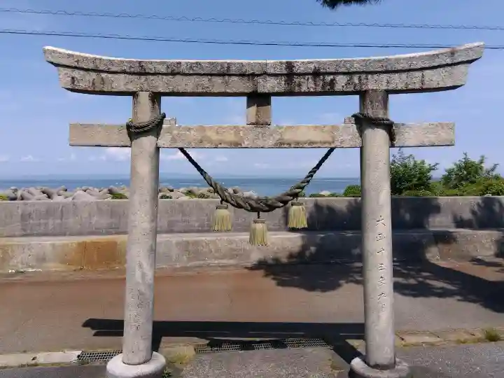 諏訪社の{uncategorized: "未分類", other: "その他", undefined: "問題あり", building: "その他建物", grave: "お墓", sacred_gate: "鳥居", guardian: "狛犬", statue: "像", buddha: "仏像", history: "歴史", nature: "自然", garden: "庭園", animal: "動物", pagoda: "塔", temizu: "手水舎", mountain_gate: "山門・神門", sanctuary: "本殿・本堂", subordinate: "末社・摂社", art: "芸術", scenery: "景色", jizo: "地蔵", ema: "絵馬", goshuin: "御朱印", omikuji: "おみくじ", items: "授与品その他", amulet: "お守り", goshuincho: "御朱印帳", eats: "食事", festival: "お祭り", votive_dance: "神楽", shichigosan: "七五三参", wedding: "結婚式", experience: "体験その他", initially: "初詣", around: "周辺", anti_infection: "感染症対策"}