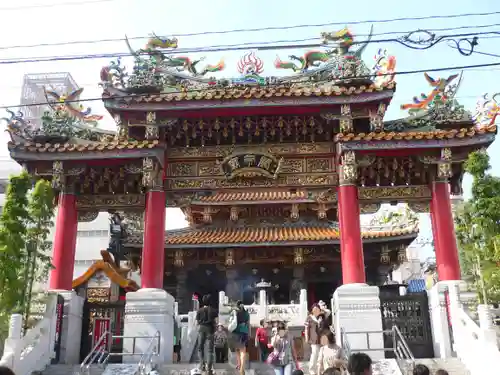 横濱関帝廟の山門・神門