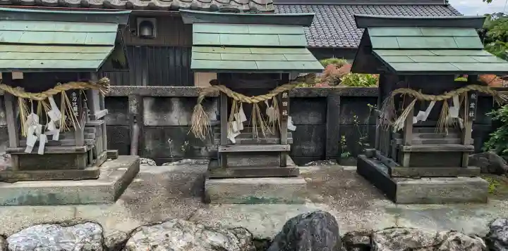 堤治神社の{uncategorized: "未分類", other: "その他", undefined: "問題あり", building: "その他建物", grave: "お墓", sacred_gate: "鳥居", guardian: "狛犬", statue: "像", buddha: "仏像", history: "歴史", nature: "自然", garden: "庭園", animal: "動物", pagoda: "塔", temizu: "手水舎", mountain_gate: "山門・神門", sanctuary: "本殿・本堂", subordinate: "末社・摂社", art: "芸術", scenery: "景色", jizo: "地蔵", ema: "絵馬", goshuin: "御朱印", omikuji: "おみくじ", items: "授与品その他", amulet: "お守り", goshuincho: "御朱印帳", eats: "食事", festival: "お祭り", votive_dance: "神楽", shichigosan: "七五三参", wedding: "結婚式", experience: "体験その他", initially: "初詣", around: "周辺", anti_infection: "感染症対策"}