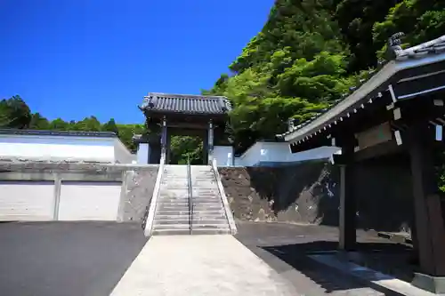 東泉寺の山門