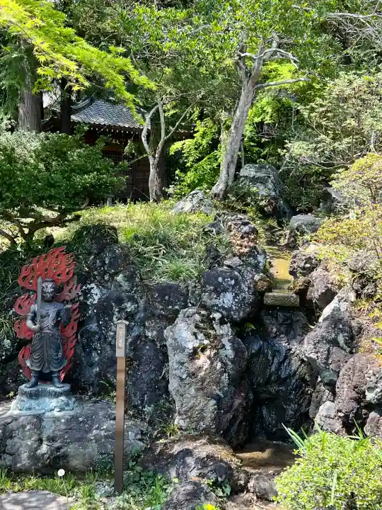 鶏足寺の{uncategorized: "未分類", other: "その他", undefined: "問題あり", building: "その他建物", grave: "お墓", sacred_gate: "鳥居", guardian: "狛犬", statue: "像", buddha: "仏像", history: "歴史", nature: "自然", garden: "庭園", animal: "動物", pagoda: "塔", temizu: "手水舎", mountain_gate: "山門・神門", sanctuary: "本殿・本堂", subordinate: "末社・摂社", art: "芸術", scenery: "景色", jizo: "地蔵", ema: "絵馬", goshuin: "御朱印", omikuji: "おみくじ", items: "授与品その他", amulet: "お守り", goshuincho: "御朱印帳", eats: "食事", festival: "お祭り", votive_dance: "神楽", shichigosan: "七五三参", wedding: "結婚式", experience: "体験その他", initially: "初詣", around: "周辺", anti_infection: "感染症対策"}
