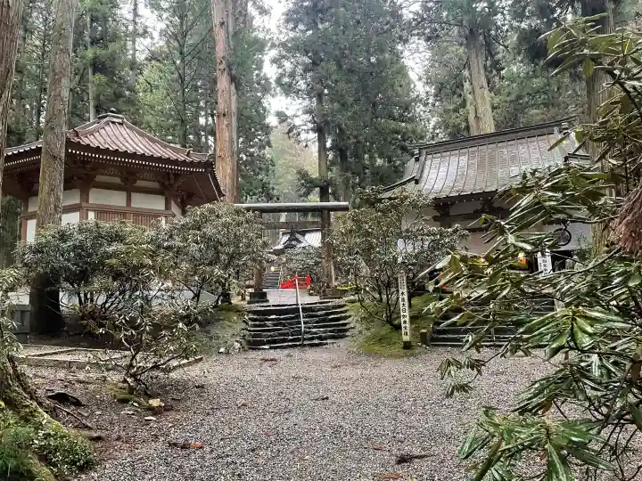 御岩神社の{uncategorized: "未分類", other: "その他", undefined: "問題あり", building: "その他建物", grave: "お墓", sacred_gate: "鳥居", guardian: "狛犬", statue: "像", buddha: "仏像", history: "歴史", nature: "自然", garden: "庭園", animal: "動物", pagoda: "塔", temizu: "手水舎", mountain_gate: "山門・神門", sanctuary: "本殿・本堂", subordinate: "末社・摂社", art: "芸術", scenery: "景色", jizo: "地蔵", ema: "絵馬", goshuin: "御朱印", omikuji: "おみくじ", items: "授与品その他", amulet: "お守り", goshuincho: "御朱印帳", eats: "食事", festival: "お祭り", votive_dance: "神楽", shichigosan: "七五三参", wedding: "結婚式", experience: "体験その他", initially: "初詣", around: "周辺", anti_infection: "感染症対策"}