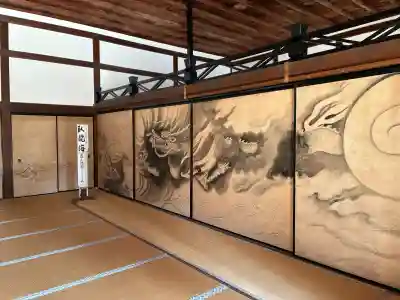 龍安寺の{uncategorized: "未分類", other: "その他", undefined: "問題あり", building: "その他建物", grave: "お墓", sacred_gate: "鳥居", guardian: "狛犬", statue: "像", buddha: "仏像", history: "歴史", nature: "自然", garden: "庭園", animal: "動物", pagoda: "塔", temizu: "手水舎", mountain_gate: "山門・神門", sanctuary: "本殿・本堂", subordinate: "末社・摂社", art: "芸術", scenery: "景色", jizo: "地蔵", ema: "絵馬", goshuin: "御朱印", omikuji: "おみくじ", items: "授与品その他", amulet: "お守り", goshuincho: "御朱印帳", eats: "食事", festival: "お祭り", votive_dance: "神楽", shichigosan: "七五三参", wedding: "結婚式", experience: "体験その他", initially: "初詣", around: "周辺", anti_infection: "感染症対策"}