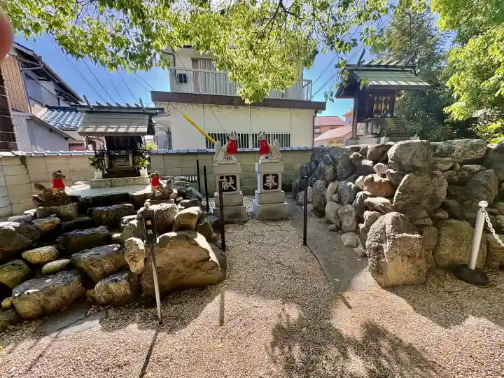 玉三稲荷神社の{uncategorized: "未分類", other: "その他", undefined: "問題あり", building: "その他建物", grave: "お墓", sacred_gate: "鳥居", guardian: "狛犬", statue: "像", buddha: "仏像", history: "歴史", nature: "自然", garden: "庭園", animal: "動物", pagoda: "塔", temizu: "手水舎", mountain_gate: "山門・神門", sanctuary: "本殿・本堂", subordinate: "末社・摂社", art: "芸術", scenery: "景色", jizo: "地蔵", ema: "絵馬", goshuin: "御朱印", omikuji: "おみくじ", items: "授与品その他", amulet: "お守り", goshuincho: "御朱印帳", eats: "食事", festival: "お祭り", votive_dance: "神楽", shichigosan: "七五三参", wedding: "結婚式", experience: "体験その他", initially: "初詣", around: "周辺", anti_infection: "感染症対策"}
