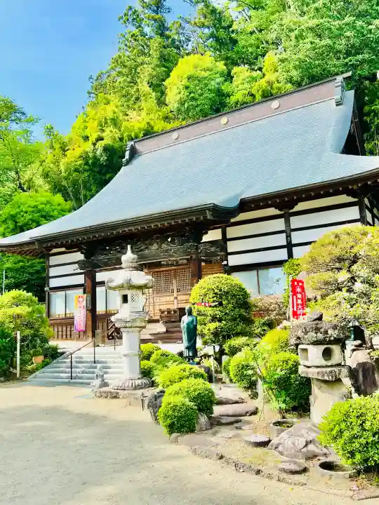 不動寺(松井田不動尊) の{uncategorized: "未分類", other: "その他", undefined: "問題あり", building: "その他建物", grave: "お墓", sacred_gate: "鳥居", guardian: "狛犬", statue: "像", buddha: "仏像", history: "歴史", nature: "自然", garden: "庭園", animal: "動物", pagoda: "塔", temizu: "手水舎", mountain_gate: "山門・神門", sanctuary: "本殿・本堂", subordinate: "末社・摂社", art: "芸術", scenery: "景色", jizo: "地蔵", ema: "絵馬", goshuin: "御朱印", omikuji: "おみくじ", items: "授与品その他", amulet: "お守り", goshuincho: "御朱印帳", eats: "食事", festival: "お祭り", votive_dance: "神楽", shichigosan: "七五三参", wedding: "結婚式", experience: "体験その他", initially: "初詣", around: "周辺", anti_infection: "感染症対策"}