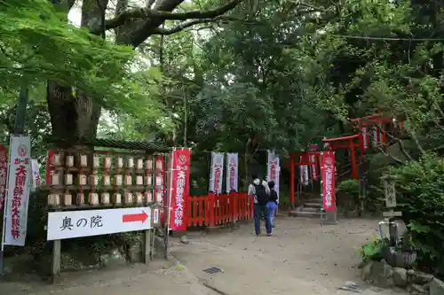 天開稲荷社の庭園