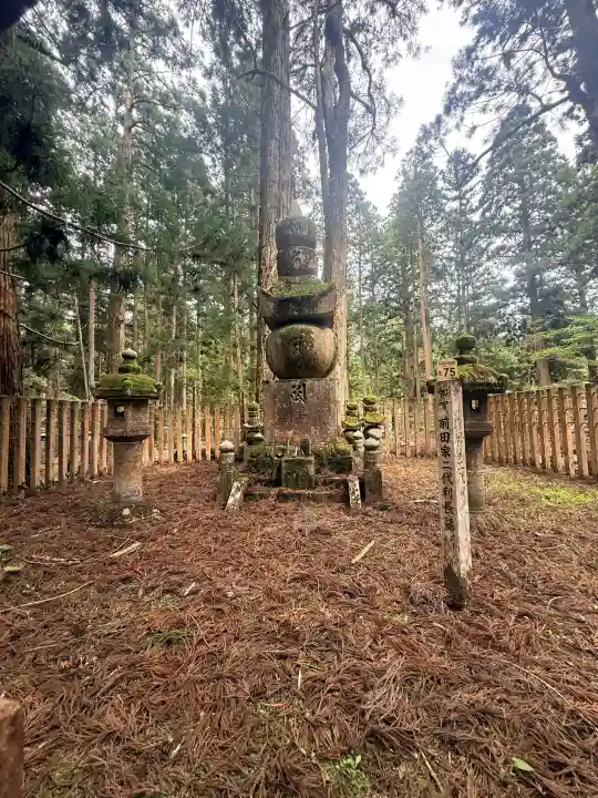 高野山金剛峯寺奥の院の{uncategorized: "未分類", other: "その他", undefined: "問題あり", building: "その他建物", grave: "お墓", sacred_gate: "鳥居", guardian: "狛犬", statue: "像", buddha: "仏像", history: "歴史", nature: "自然", garden: "庭園", animal: "動物", pagoda: "塔", temizu: "手水舎", mountain_gate: "山門・神門", sanctuary: "本殿・本堂", subordinate: "末社・摂社", art: "芸術", scenery: "景色", jizo: "地蔵", ema: "絵馬", goshuin: "御朱印", omikuji: "おみくじ", items: "授与品その他", amulet: "お守り", goshuincho: "御朱印帳", eats: "食事", festival: "お祭り", votive_dance: "神楽", shichigosan: "七五三参", wedding: "結婚式", experience: "体験その他", initially: "初詣", around: "周辺", anti_infection: "感染症対策"}