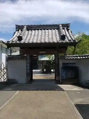 泉蔵寺の山門・神門