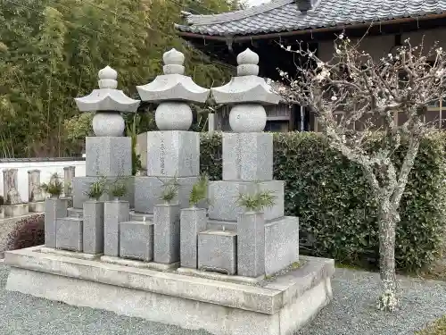 大師寺の{uncategorized: "未分類", other: "その他", undefined: "問題あり", building: "その他建物", grave: "お墓", sacred_gate: "鳥居", guardian: "狛犬", statue: "像", buddha: "仏像", history: "歴史", nature: "自然", garden: "庭園", animal: "動物", pagoda: "塔", temizu: "手水舎", mountain_gate: "山門・神門", sanctuary: "本殿・本堂", subordinate: "末社・摂社", art: "芸術", scenery: "景色", jizo: "地蔵", ema: "絵馬", goshuin: "御朱印", omikuji: "おみくじ", items: "授与品その他", amulet: "お守り", goshuincho: "御朱印帳", eats: "食事", festival: "お祭り", votive_dance: "神楽", shichigosan: "七五三参", wedding: "結婚式", experience: "体験その他", initially: "初詣", around: "周辺", anti_infection: "感染症対策"}
