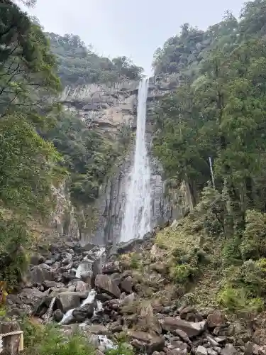 飛瀧神社（熊野那智大社別宮）の{uncategorized: "未分類", other: "その他", undefined: "問題あり", building: "その他建物", grave: "お墓", sacred_gate: "鳥居", guardian: "狛犬", statue: "像", buddha: "仏像", history: "歴史", nature: "自然", garden: "庭園", animal: "動物", pagoda: "塔", temizu: "手水舎", mountain_gate: "山門・神門", sanctuary: "本殿・本堂", subordinate: "末社・摂社", art: "芸術", scenery: "景色", jizo: "地蔵", ema: "絵馬", goshuin: "御朱印", omikuji: "おみくじ", items: "授与品その他", amulet: "お守り", goshuincho: "御朱印帳", eats: "食事", festival: "お祭り", votive_dance: "神楽", shichigosan: "七五三参", wedding: "結婚式", experience: "体験その他", initially: "初詣", around: "周辺", anti_infection: "感染症対策"}