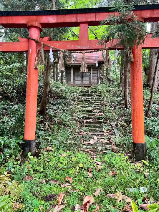 天地金神社(羽黒山神社前宮)の{uncategorized: "未分類", other: "その他", undefined: "問題あり", building: "その他建物", grave: "お墓", sacred_gate: "鳥居", guardian: "狛犬", statue: "像", buddha: "仏像", history: "歴史", nature: "自然", garden: "庭園", animal: "動物", pagoda: "塔", temizu: "手水舎", mountain_gate: "山門・神門", sanctuary: "本殿・本堂", subordinate: "末社・摂社", art: "芸術", scenery: "景色", jizo: "地蔵", ema: "絵馬", goshuin: "御朱印", omikuji: "おみくじ", items: "授与品その他", amulet: "お守り", goshuincho: "御朱印帳", eats: "食事", festival: "お祭り", votive_dance: "神楽", shichigosan: "七五三参", wedding: "結婚式", experience: "体験その他", initially: "初詣", around: "周辺", anti_infection: "感染症対策"}