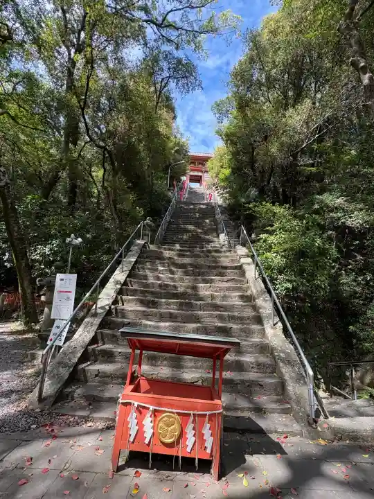 紀州東照宮の{uncategorized: "未分類", other: "その他", undefined: "問題あり", building: "その他建物", grave: "お墓", sacred_gate: "鳥居", guardian: "狛犬", statue: "像", buddha: "仏像", history: "歴史", nature: "自然", garden: "庭園", animal: "動物", pagoda: "塔", temizu: "手水舎", mountain_gate: "山門・神門", sanctuary: "本殿・本堂", subordinate: "末社・摂社", art: "芸術", scenery: "景色", jizo: "地蔵", ema: "絵馬", goshuin: "御朱印", omikuji: "おみくじ", items: "授与品その他", amulet: "お守り", goshuincho: "御朱印帳", eats: "食事", festival: "お祭り", votive_dance: "神楽", shichigosan: "七五三参", wedding: "結婚式", experience: "体験その他", initially: "初詣", around: "周辺", anti_infection: "感染症対策"}