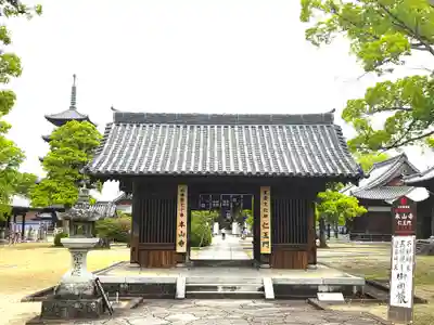 本山寺の山門・神門