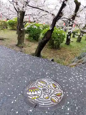 和歌山縣護國神社の{uncategorized: "未分類", other: "その他", undefined: "問題あり", building: "その他建物", grave: "お墓", sacred_gate: "鳥居", guardian: "狛犬", statue: "像", buddha: "仏像", history: "歴史", nature: "自然", garden: "庭園", animal: "動物", pagoda: "塔", temizu: "手水舎", mountain_gate: "山門・神門", sanctuary: "本殿・本堂", subordinate: "末社・摂社", art: "芸術", scenery: "景色", jizo: "地蔵", ema: "絵馬", goshuin: "御朱印", omikuji: "おみくじ", items: "授与品その他", amulet: "お守り", goshuincho: "御朱印帳", eats: "食事", festival: "お祭り", votive_dance: "神楽", shichigosan: "七五三参", wedding: "結婚式", experience: "体験その他", initially: "初詣", around: "周辺", anti_infection: "感染症対策"}