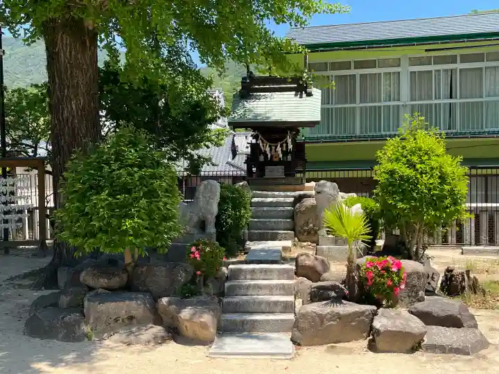 八岩華神社の{uncategorized: "未分類", other: "その他", undefined: "問題あり", building: "その他建物", grave: "お墓", sacred_gate: "鳥居", guardian: "狛犬", statue: "像", buddha: "仏像", history: "歴史", nature: "自然", garden: "庭園", animal: "動物", pagoda: "塔", temizu: "手水舎", mountain_gate: "山門・神門", sanctuary: "本殿・本堂", subordinate: "末社・摂社", art: "芸術", scenery: "景色", jizo: "地蔵", ema: "絵馬", goshuin: "御朱印", omikuji: "おみくじ", items: "授与品その他", amulet: "お守り", goshuincho: "御朱印帳", eats: "食事", festival: "お祭り", votive_dance: "神楽", shichigosan: "七五三参", wedding: "結婚式", experience: "体験その他", initially: "初詣", around: "周辺", anti_infection: "感染症対策"}