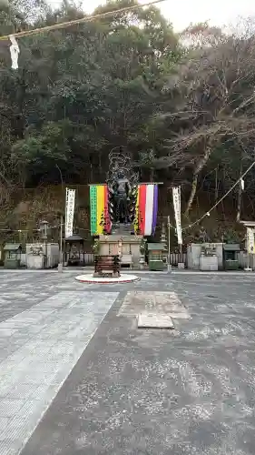 大本山七宝瀧寺の{uncategorized: "未分類", other: "その他", undefined: "問題あり", building: "その他建物", grave: "お墓", sacred_gate: "鳥居", guardian: "狛犬", statue: "像", buddha: "仏像", history: "歴史", nature: "自然", garden: "庭園", animal: "動物", pagoda: "塔", temizu: "手水舎", mountain_gate: "山門・神門", sanctuary: "本殿・本堂", subordinate: "末社・摂社", art: "芸術", scenery: "景色", jizo: "地蔵", ema: "絵馬", goshuin: "御朱印", omikuji: "おみくじ", items: "授与品その他", amulet: "お守り", goshuincho: "御朱印帳", eats: "食事", festival: "お祭り", votive_dance: "神楽", shichigosan: "七五三参", wedding: "結婚式", experience: "体験その他", initially: "初詣", around: "周辺", anti_infection: "感染症対策"}