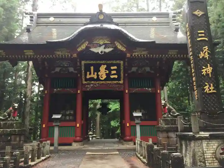三峯神社の山門・神門